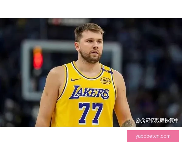 湖人首节崩盘大比分落后雷霆 东契奇状态低迷里夫斯伤情成疑